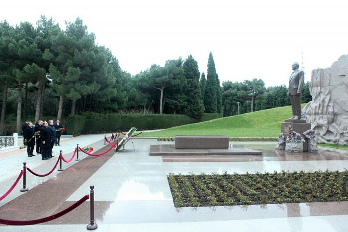 Ukrainian delegation pays respect to national leader Heydar Aliyev and Azerbaijani martyrs 